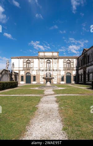 Monselice, Italia-16 aprile 2023: Veduta dell'Oratorio di San Giorgio a Monselice durante una giornata di sole Foto Stock