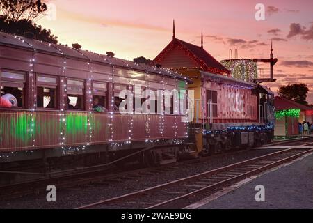 Un treno decorato con luci natalizie alla Glenbrook Vintage Railway, un'attrazione turistica della nuova Zelanda Foto Stock