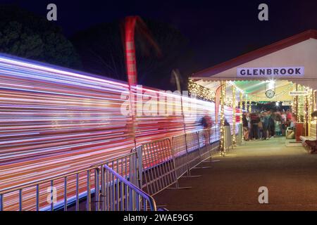 Un treno con luci natalizie esce dalla stazione di Glenbrook Vintage Railway, Waiuku, nuova Zelanda, creando sentieri luminosi Foto Stock