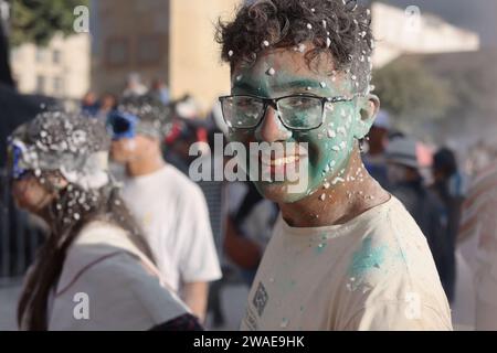 Pasto. 3 gennaio 2024. Un rivelatore ama il suo tempo durante il Carnevale dei neri e dei bianchi a pasto, Colombia, il 3 gennaio 2024. Il carnevale è stato iscritto nella Lista rappresentativa dell'UNESCO del Patrimonio culturale immateriale dell'umanità nel 2009. Crediti: Zhou Shengping/Xinhua/Alamy Live News Foto Stock