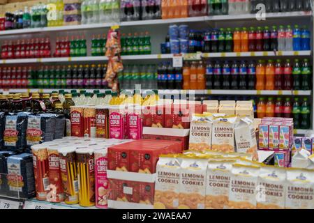 PHUKET, THAILANDIA - 18 APRILE 2023: Popcorn e biscotti con varie bevande sullo sfondo come visto all'interno di Big C Extra Phuket 2. Foto Stock