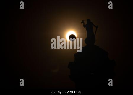 Sabato 14 ottobre 2023, eclissi solare anulare vista sotto la cupola del Campidoglio del Texas Foto Stock