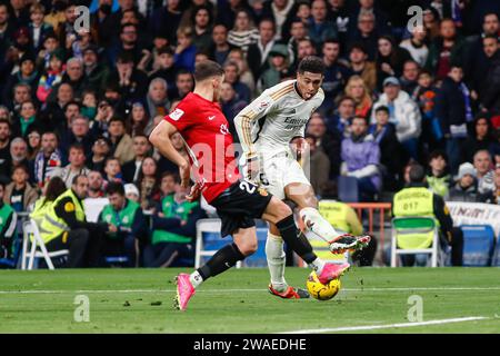 Madrid, Spagna, 3 gennaio 2024, Jude Bellingham del Real Madrid e Giovanni Gonzalez dell'RCD Mallorca durante la partita di calcio del campionato spagnolo la Liga tra Real Madrid e RCD Mallorca il 3 gennaio 2024 allo stadio Santiago Bernabeu di Madrid, Spagna Foto Stock