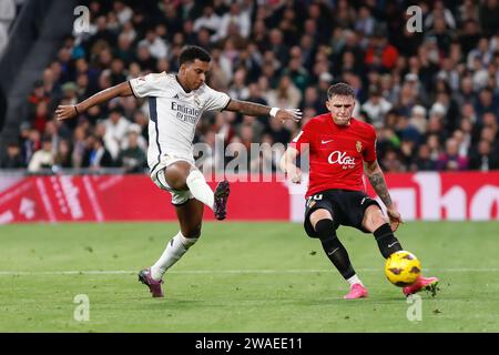 Madrid, Spagna, 3 gennaio 2024, Rodrygo va del Real Madrid e Giovanni Gonzalez dell'RCD Mallorca durante la partita di calcio del campionato spagnolo la Liga tra Real Madrid e RCD Mallorca il 3 gennaio 2024 allo stadio Santiago Bernabeu di Madrid, Spagna Foto Stock