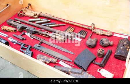 Rusty resti di armi e munizioni dalla seconda guerra mondiale Foto Stock