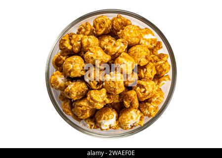 Vista dall'alto mandorle caramellate in un recipiente di vetro trasparente isolato su sfondo bianco con percorso di ritaglio. Foto Stock