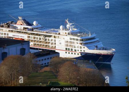 Hapag Lloyd Hanseatic Nature im Hafen von Bergen Norwegen Hapag Lloyd Hanseatic Nature *** Hapag Lloyd Hanseatic Nature nel porto di Bergen Norvegia Hapag Lloyd Hanseatic Nature Foto Stock