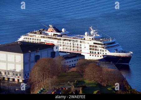 Hapag Lloyd Hanseatic Nature im Hafen von Bergen Norwegen Hapag Lloyd Hanseatic Nature *** Hapag Lloyd Hanseatic Nature nel porto di Bergen Norvegia Hapag Lloyd Hanseatic Nature Foto Stock