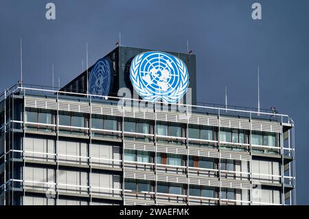 Bonn, Germania 03 gennaio 2024: Emblema delle Nazioni Unite sulla ex torre parlamentare conosciuta come Langer Eugen ora il centro del Campus delle Nazioni Unite Bonn Foto Stock