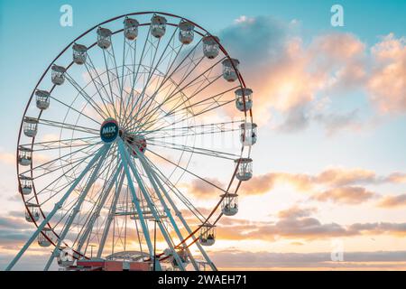 Adelaide, Australia meridionale - 2 gennaio 2023: La Lumo Energy Giant Ferris Wheel vista verso Moseley Square a Glenelg in una luminosa giornata estiva Foto Stock