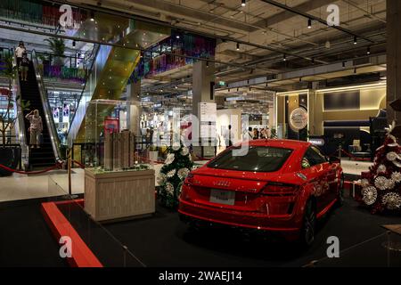 Bangkok, Thailandia. 3 gennaio 2024. Il 3 gennaio 2024 la gente passerà davanti a un Audi TT Coupé all'interno del lussuoso centro commerciale Emsphere di Bangkok, Thailandia. (Immagine di credito: © Valeria Mongelli/ZUMA Press Wire) SOLO USO EDITORIALE! Non per USO commerciale! Foto Stock