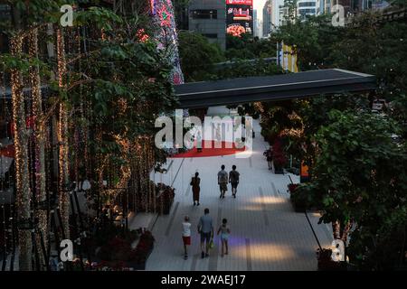 Bangkok, Thailandia. 3 gennaio 2024. Il 3 gennaio 2024 la gente passerà davanti al lussuoso centro commerciale Emsphere di Bangkok, Thailandia. (Immagine di credito: © Valeria Mongelli/ZUMA Press Wire) SOLO USO EDITORIALE! Non per USO commerciale! Foto Stock