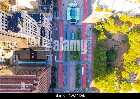 Una vista aerea dall'alto del murale Black Lives Matter al Kennedy Plaza nel centro di Providence Foto Stock