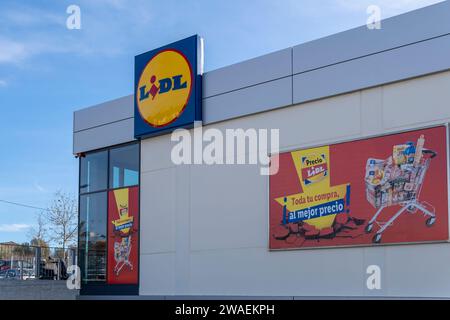 Manacor, Spagna; 02 gennaio 2024: Facciata principale di un supermercato della catena internazionale Lidl, al mattino in una giornata di sole, nella città di Maiorca di Foto Stock