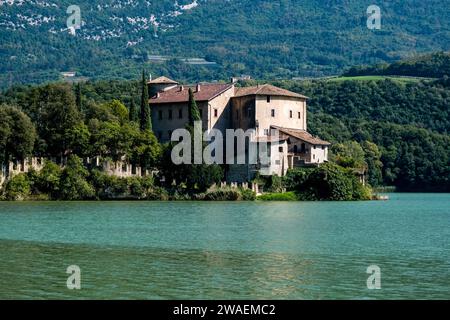 Il castello di Castel Toblino, costruito nel XII secolo, situato su una penisola del lago di Toblino. Foto Stock