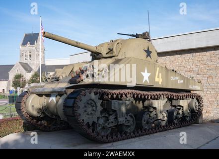 Vista frontale del famoso carro armato medio M4 Sherman americano dalla seconda guerra mondiale Foto Stock