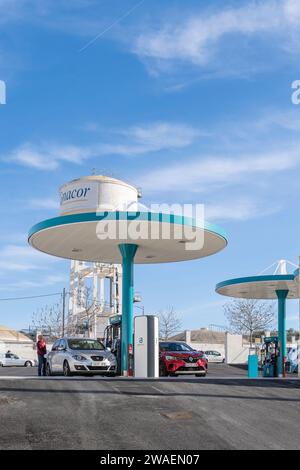 Manacor, Spagna; 02 gennaio 2024: Vista generale di un distributore di benzina e di un autolavaggio con i clienti della multinazionale Autonetoil in una mattinata di sole Foto Stock