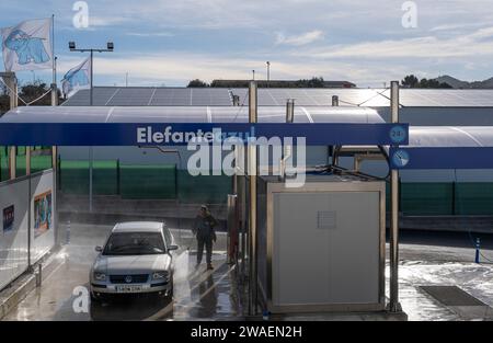 Manacor, Spagna; 02 gennaio 2024: Vista generale di un distributore di benzina e di un autolavaggio con i clienti della multinazionale Autonetoil in una mattinata di sole Foto Stock