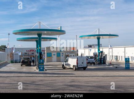 Manacor, Spagna; 02 gennaio 2024: Vista generale di un distributore di benzina e di un autolavaggio con i clienti della multinazionale Autonetoil in una mattinata di sole Foto Stock