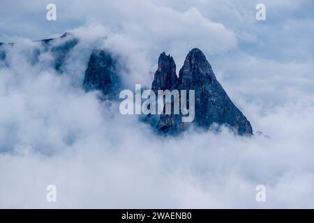 Le cime dei monti Punta di Santner e Punta Euringer sporgono dalle nuvole dello Sciliar, Sciliar, viste dall'Alpe di Siusi. Foto Stock