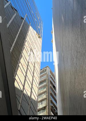 I due edifici moderni si trovano in un vicolo tranquillo Foto Stock