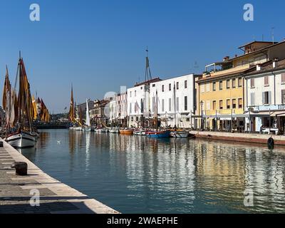 Vista di un canale marino con barche a vela in una piccola città antica Foto Stock