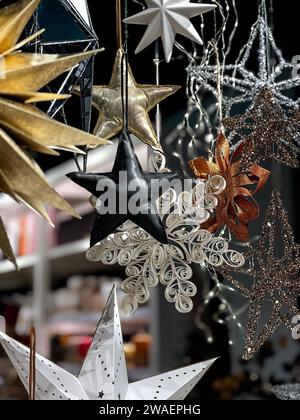 Stelle decorative lucide di carta come decorazioni di Capodanno Foto Stock