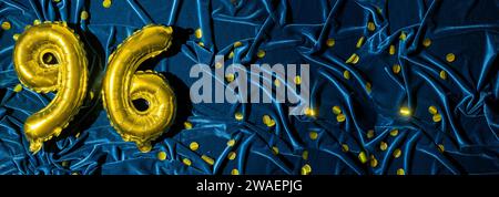 palloncino in lamina d'oro numero novantasei. Tessera di compleanno o anniversario con l'iscrizione 96. sfondo in velluto blu. Celebrazione dell'anniversario. Banner. Foto Stock