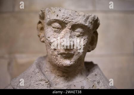 Statua di Saint Nicaise presso l'ambulatorio della cattedrale di Rouen, Normandia, Francia Foto Stock