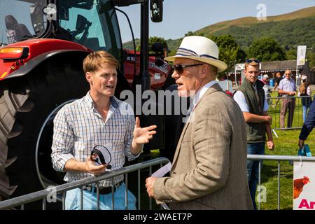 Regno Unito, Inghilterra, Worcestershire, Malvern Wells, Royal 3 Counties Show, presentatore BBC TV Countryfile e contadino Adam Henson che si prepara a commentare Farm ma Foto Stock