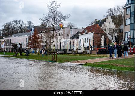 28 dicembre, Nijmegen. Le piovose giornate natalizie hanno causato notevoli disagi in tutti i Paesi Bassi. A Nijmegen, le parti basse della banchina e intorno al porto presso il Waalkade sono sott'acqua. Il livello dell'acqua in questo momento è di circa 14,60 metri sopra il NAP. NAP è la base utilizzata per misurare l'altezza o il basso livello dell'acqua. Poiché piove ancora molto in Germania, c'è una buona probabilità che il livello dell'acqua aumenti di nuovo all'inizio del nuovo anno. Foto Stock