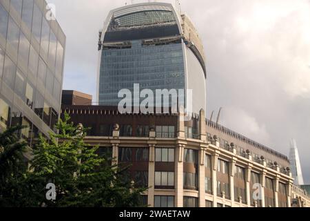 Questa immagine aerea cattura l'immensa città di Londra, con il suo iconico skyline evidenziato dall'edificio più alto d'Europa Foto Stock