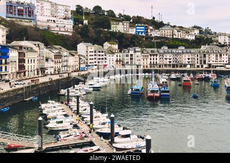 Vista diurna delle barche ormeggiate nel porto di Luarca durante la nuvolosa giornata invernale. Città principale nel comune di Valdes nelle Asturie, nel nord della Spagna. Foto Stock
