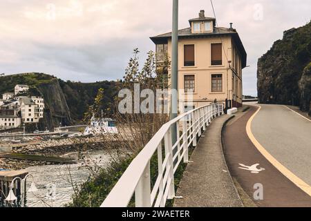 Vista diurna della città di Luarca nel comune di Valdes nelle Asturie, Spagna. Strada che conduce lungo il porto. Destinazioni di viaggio e luoghi turistici con Foto Stock