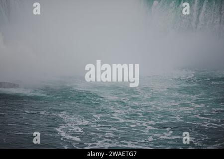 La cascata si getta in una piscina di acqua blu sottostante. Cascate del Niagara, Ontario Foto Stock