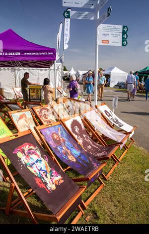 Regno Unito, Inghilterra, Worcestershire, Malvern Wells, Royal 3 Counties Show, stand che vende sedie a sdraio stampate Foto Stock