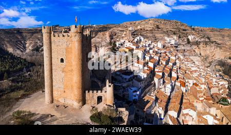 Spagna, Alcala de Jucar - pittoresco villaggio medievale situato tra le rocce. Drone aereo vista ad alto angolo con il castello. Provincia di Castilla-la Mancha Foto Stock