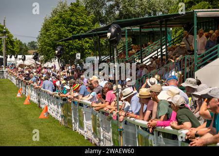 Regno Unito, Inghilterra, Worcestershire, Malvern Wells, Royal 3 Counties Show, Main Arena Crowd Foto Stock