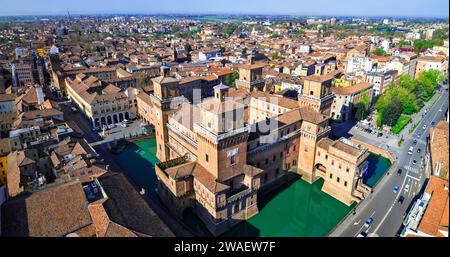 Ferrara - bellissima città medievale in Emilia Romagna Italia. Vista aerea del castello Estense nel centro storico Foto Stock