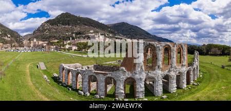 L'imponente città di Gubbio in Umbria. Vista panoramica aerea dell'anfiteatro romano con drone. Viaggio in Italia, grandi monumenti storici italiani Foto Stock