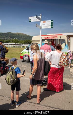 Regno Unito, Inghilterra, Worcestershire, Malvern Wells, Royal 3 Counties Show, coda al furgone Ice Cream nelle giornate calde Foto Stock