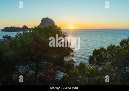 Isola di es Vedrá al mattino presto e nel tardo pomeriggio, Ibiza - O. Foto Stock