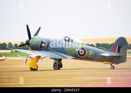 Hawker Sea Fury MkII, SR661, G-CBEL, taxi all'Imperial War Museum, aeroporto di Duxford, Cambridge, Cambridgeshire, Inghilterra. Luglio 2018 Foto Stock