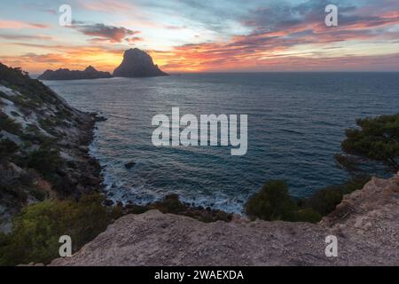 Isola di es Vedrá al mattino presto e nel tardo pomeriggio, Ibiza - O. Foto Stock