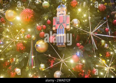 Felice anno nuovo 2024, albero di Natale nel centro commerciale Retroville di Kiev, festività celebrate ispirate da un conflitto tra Ucraina e Russia molto dannoso e sanguinoso. Foto Stock