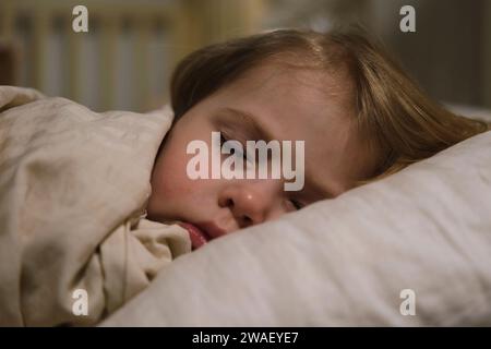 Child Falls dorme. Tranquillo e adorabile bambino che dorme a casa. Piccolo bambino in crisi. Due anni Old Girl Sleeps. Sfondo interno della camera nursery. S Foto Stock