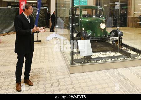 Pilsen, Repubblica Ceca. 4 gennaio 2024. Il ministro del traffico Martin Kupka durante la cerimonia di apertura dell'edificio ricostruito della stazione principale a Pilsen (Plzen), Repubblica Ceca, il 4 gennaio 2024. La stazione ha un nuovo tetto, una facciata, interni e servizi passeggeri. A destra si trova il treno di ispezione diesel Tatra del 1944. Crediti: Slavomir Kubes/CTK Photo/Alamy Live News Foto Stock