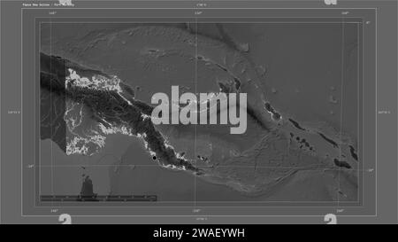 Papua nuova Guinea evidenziata su una mappa di elevazione in scala di grigi con mappa di laghi e fiumi con la capitale del paese, griglia cartografica, scal distanza Foto Stock