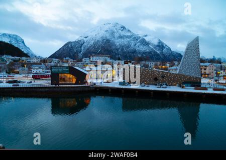 Partenza la mattina presto ad Andalsnes, Norvegia, con la crociera di Natale. Foto Stock