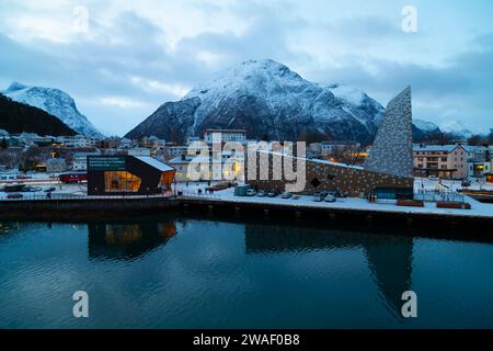 Partenza la mattina presto ad Andalsnes, Norvegia, con la crociera di Natale. Foto Stock